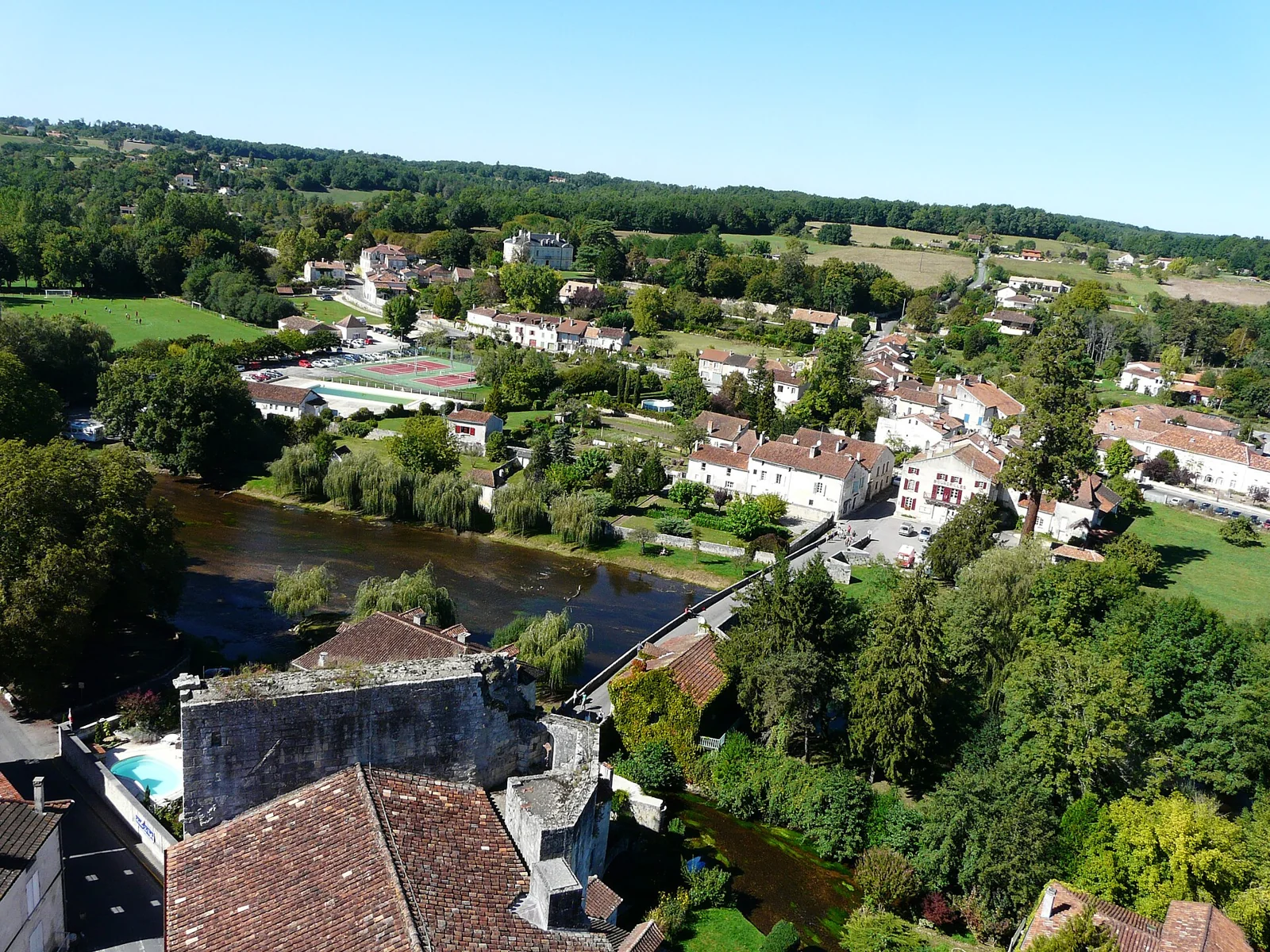 Bourdeilles vu depuis le donjon : un autre visage du Périgord vert.