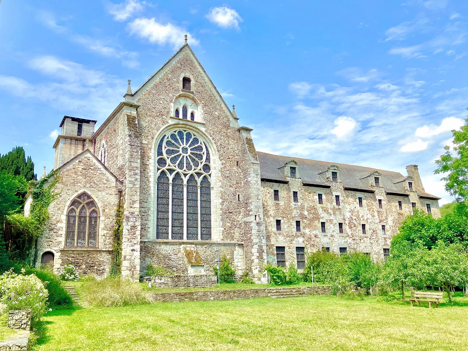 L’abbaye Saint-Magloire à Léhon, dans les environs de Dinan.