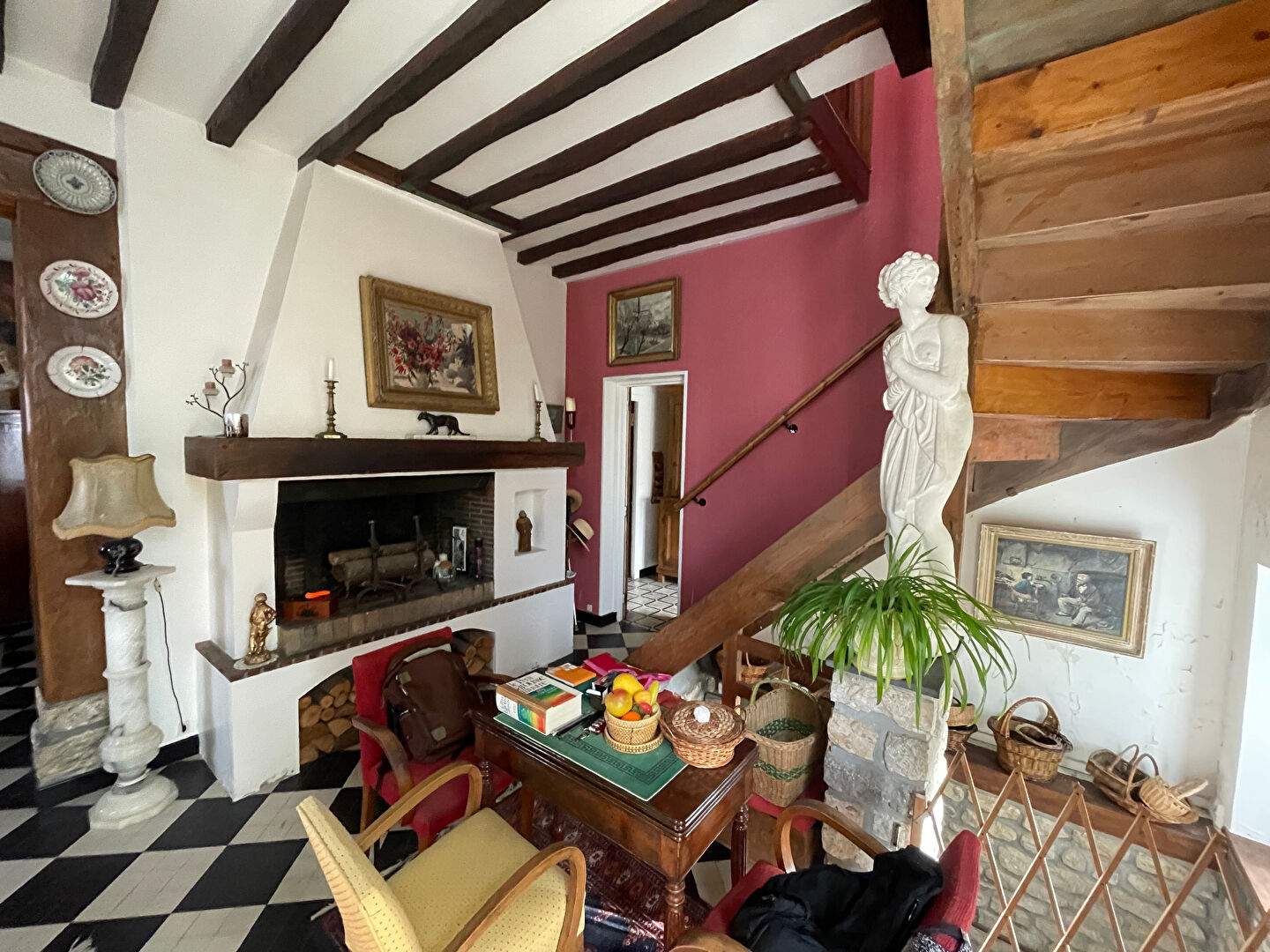 4-Cheminee-escalier maison principale