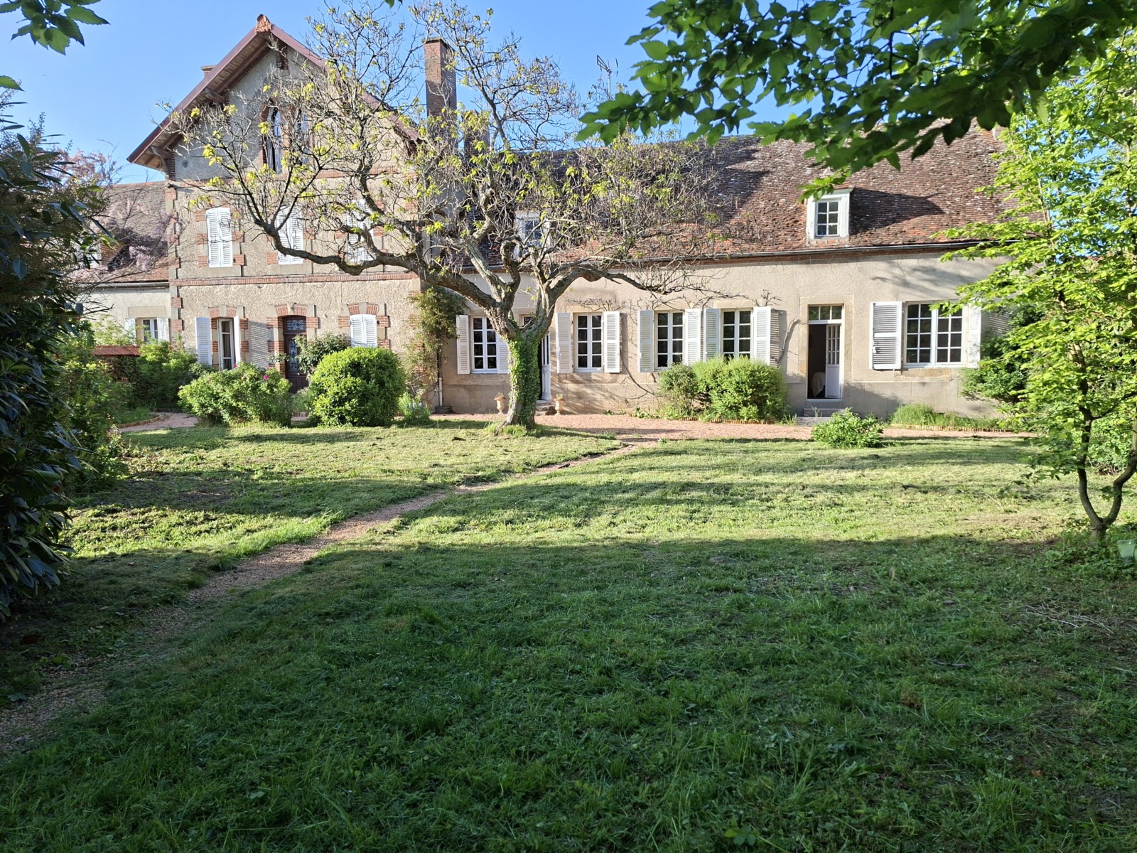 maison de maître dans le bocage bourbonnais au calme sans être isolée