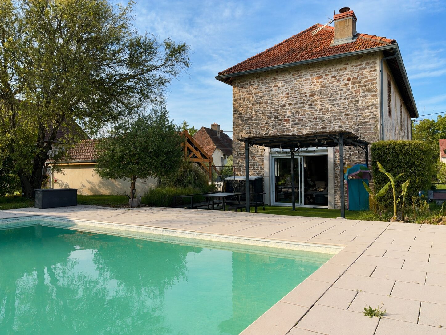 Longère en pierre rénovée – Piscine, charme & confort – Proche d’Auxonne
