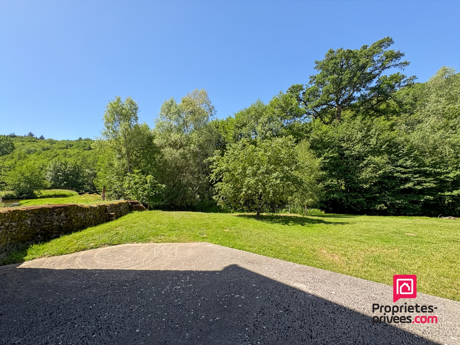 Moulin en pierres rénové 6 pièces 2ha de terrain Morvan