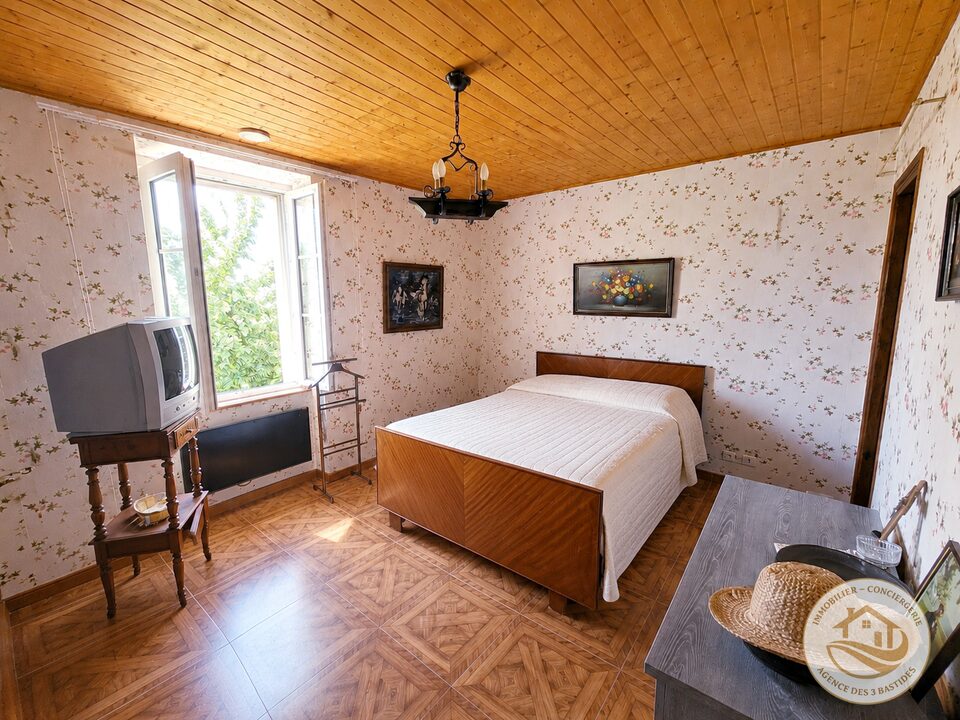 Belle maison en pierre avec sa grange et son terrain arboré