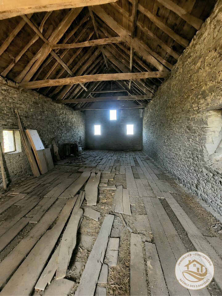 Belle maison en pierre avec sa grange et son terrain arboré