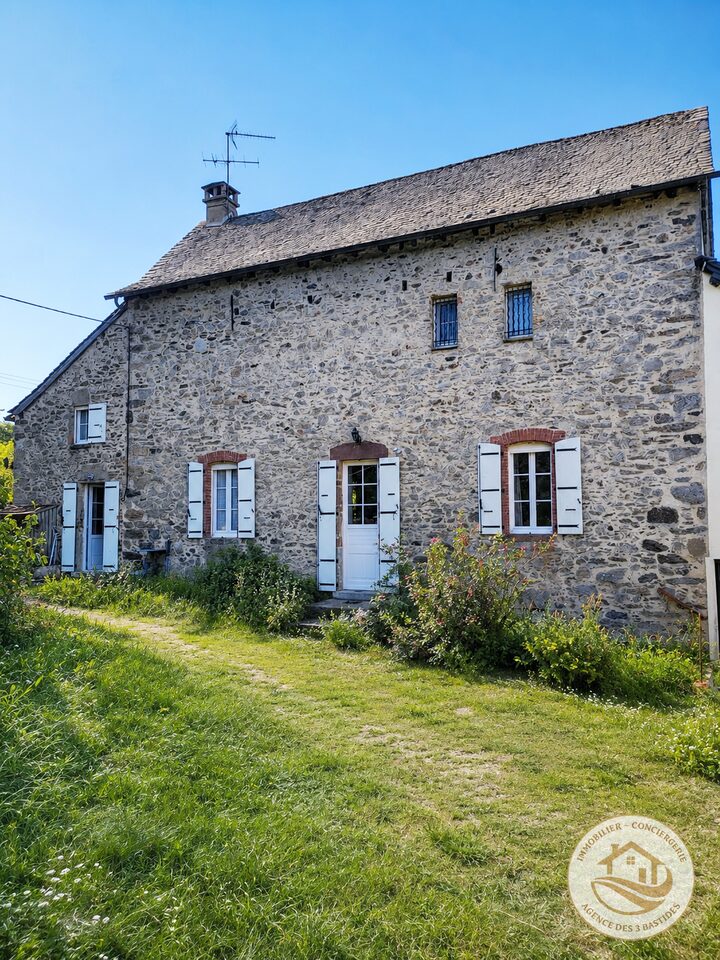 Belle maison en pierre avec sa grange et son terrain arboré