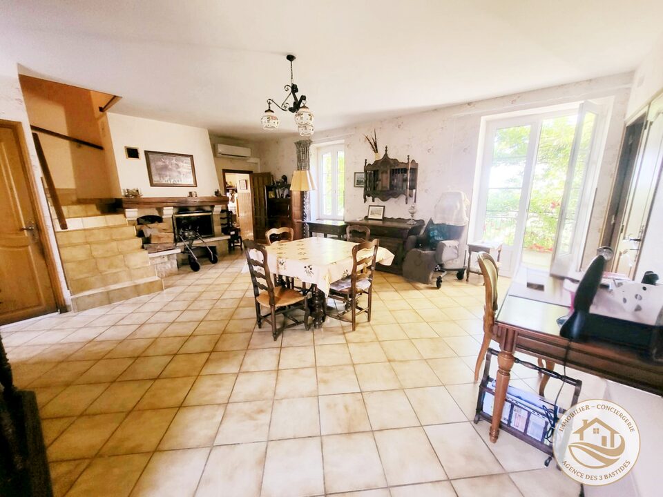 Belle maison en pierre avec sa grange et son terrain arboré