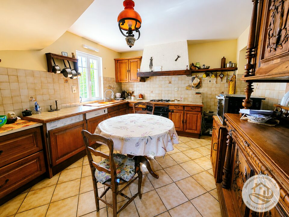 Belle maison en pierre avec sa grange et son terrain arboré
