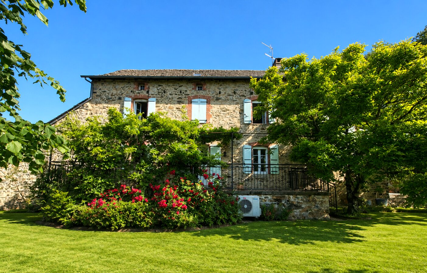 Belle maison en pierre avec sa grange et son terrain arboré