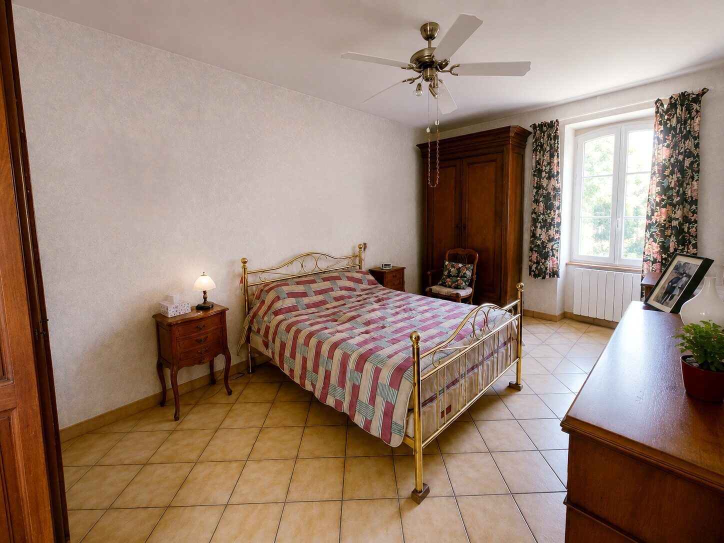 Belle maison en pierre avec sa grange et son terrain arboré