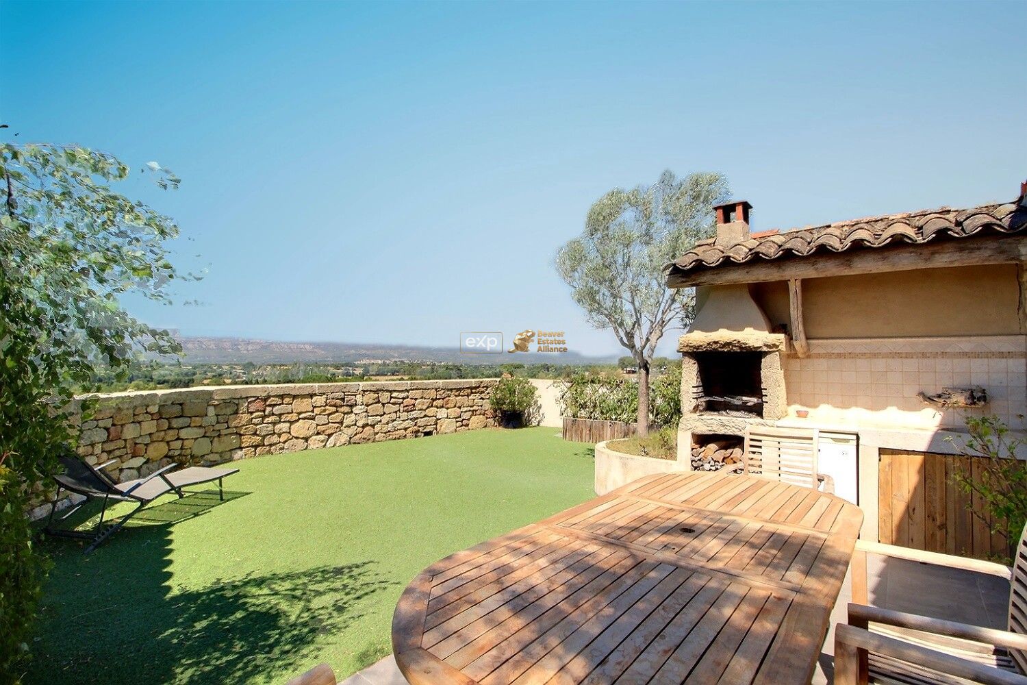Vue panoramique sur les Alpilles et le Luberon.
