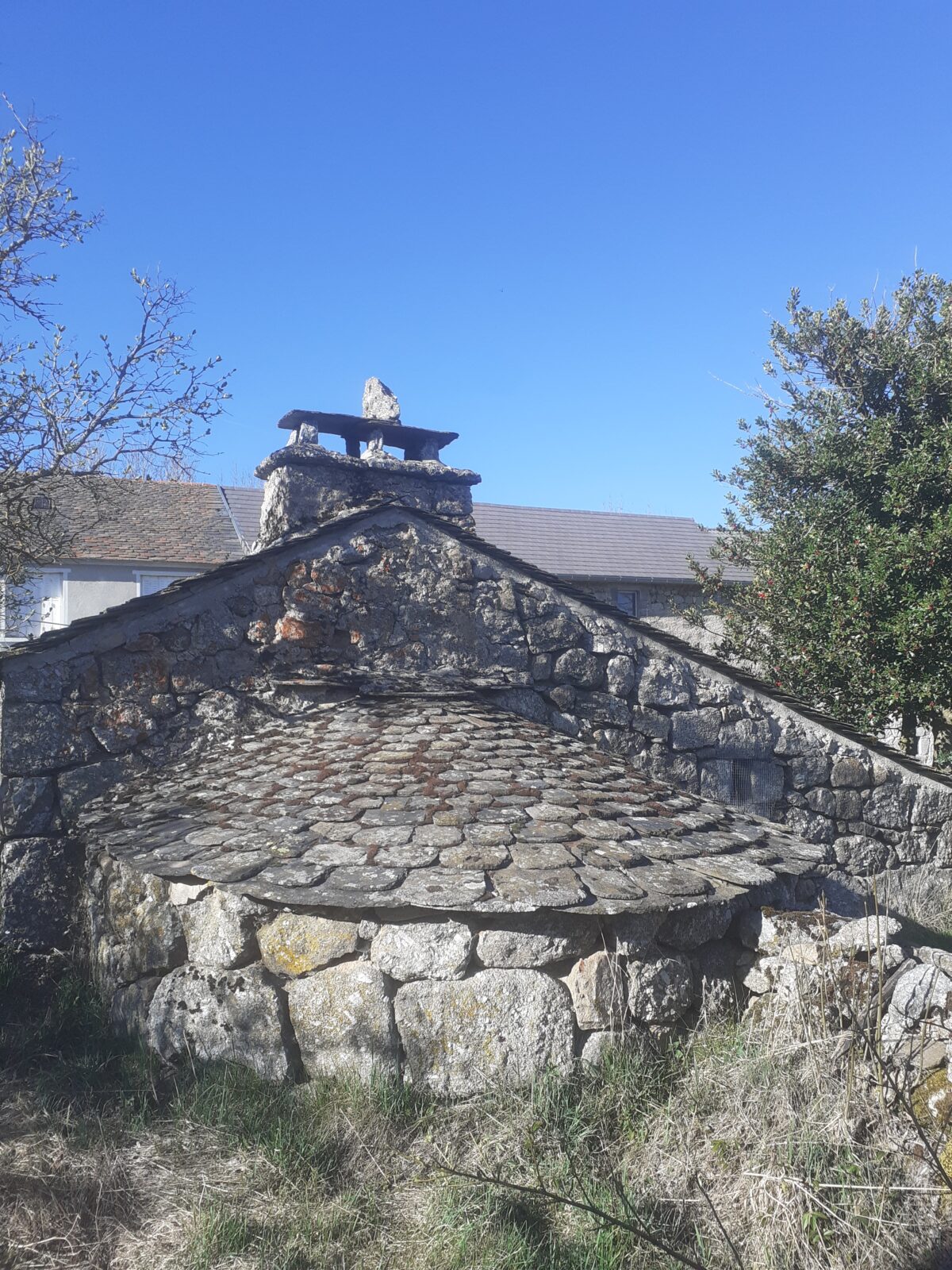 Corps de ferme en pierre avec grange et dépendances