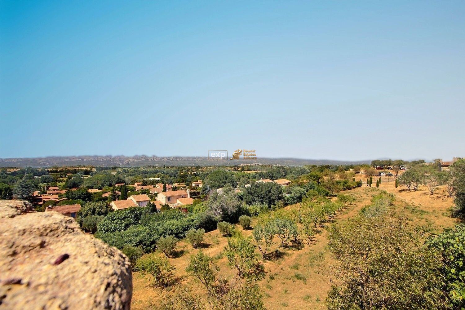 Vue panoramique sur les Alpilles et le Luberon.