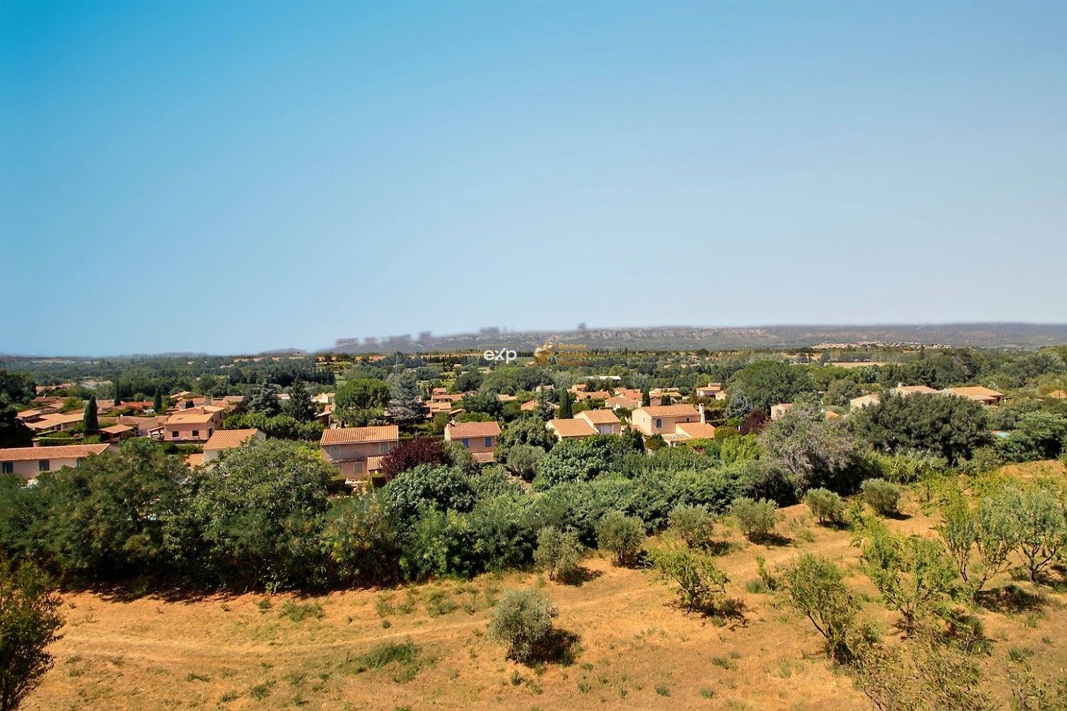 Vue panoramique sur les Alpilles et le Luberon.