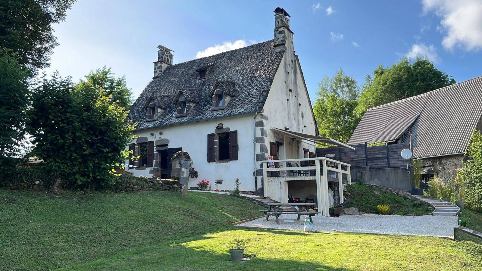Charmante maison auvergnate du XVIIIᵉ siècle située au cœur de la campagne cantalienne