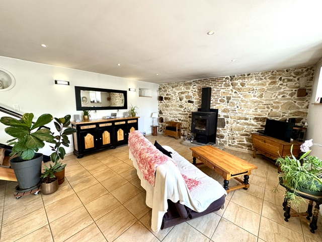 Maison en pierres + appartement/gîte + hangar + dépendances
