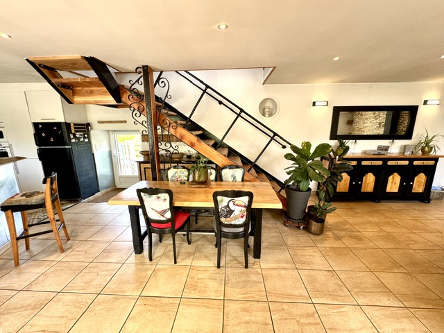 Maison en pierres + appartement/gîte + hangar + dépendances