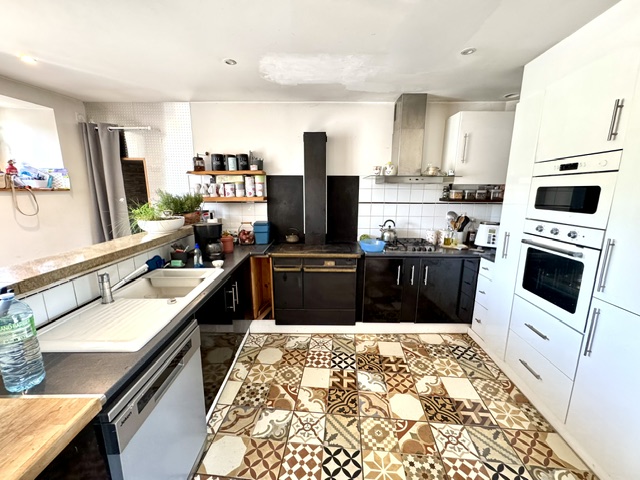 Maison en pierres + appartement/gîte + hangar + dépendances