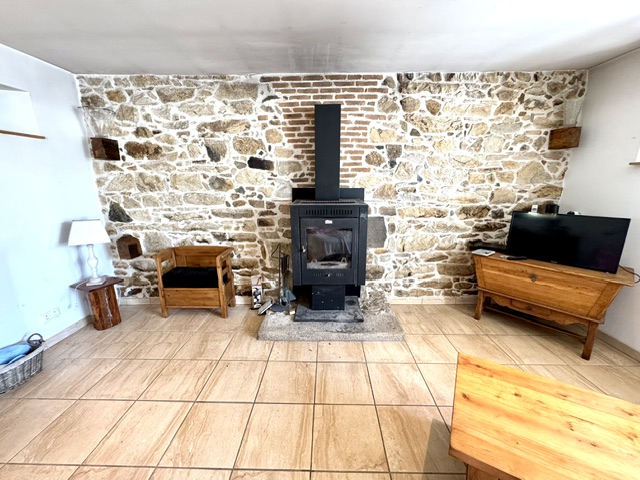 Maison en pierres + appartement/gîte + hangar + dépendances