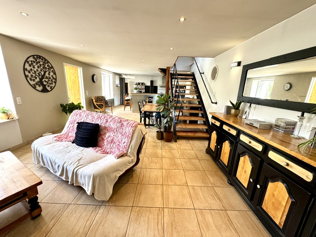 Maison en pierres + appartement/gîte + hangar + dépendances