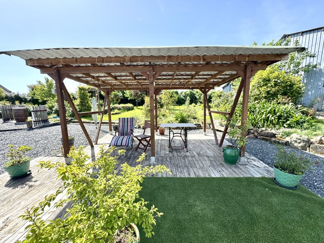 Maison en pierres + appartement/gîte + hangar + dépendances