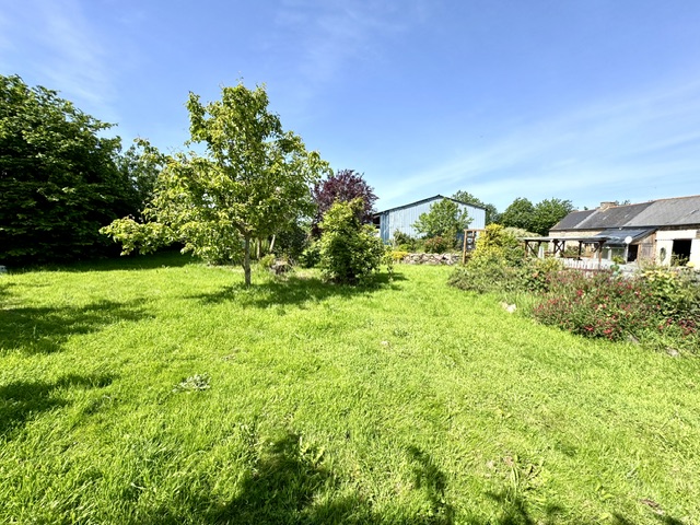 Maison en pierres + appartement/gîte + hangar + dépendances