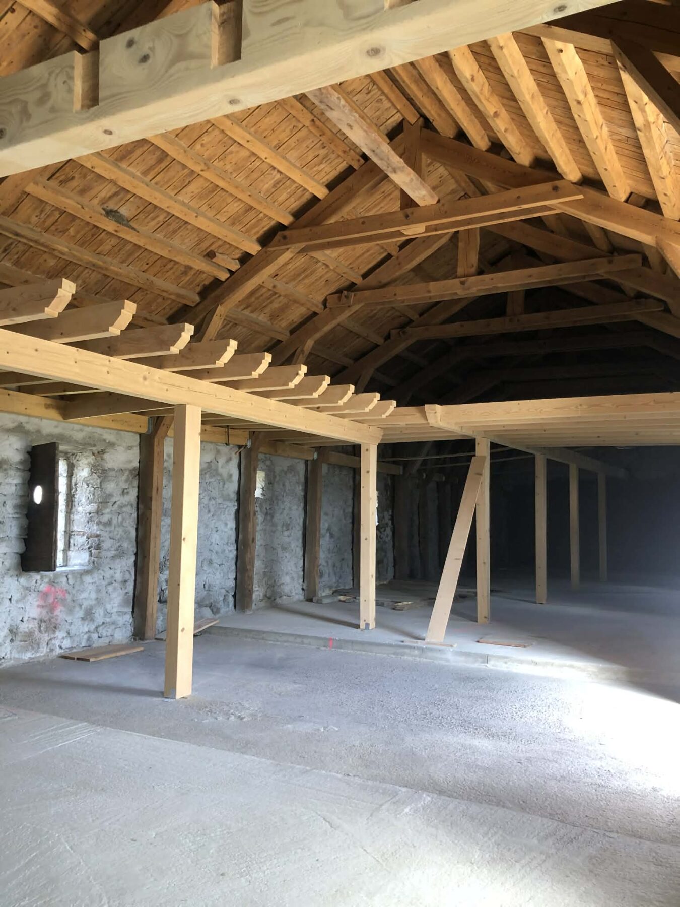 Corps de ferme en pierre avec grange et dépendances