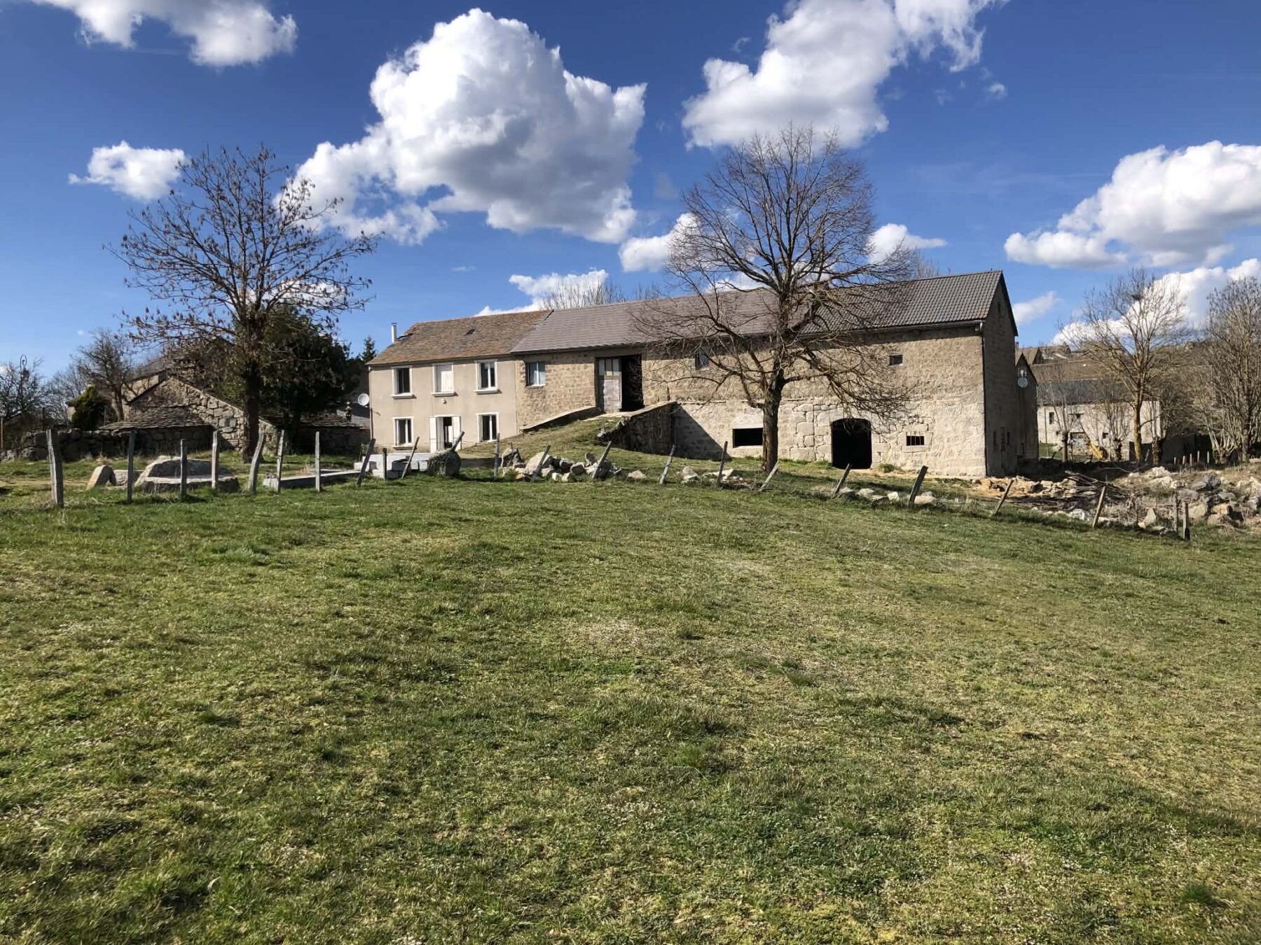 Corps de ferme en pierre avec grange et dépendances