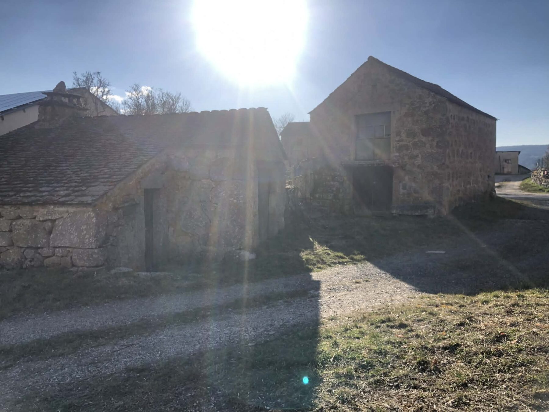 Corps de ferme en pierre avec grange et dépendances