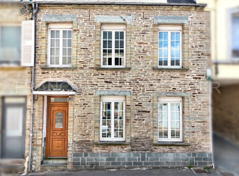 Maison de ville en pierre avec cour