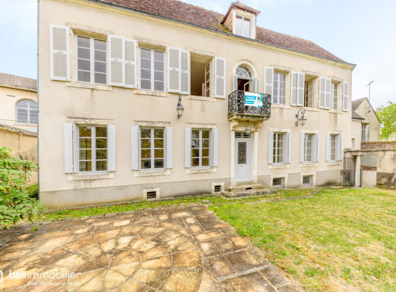 Maison bourgeoise de caractère de 326 m² au cœur de Châteauroux – volumes, cachet et potentiel excep