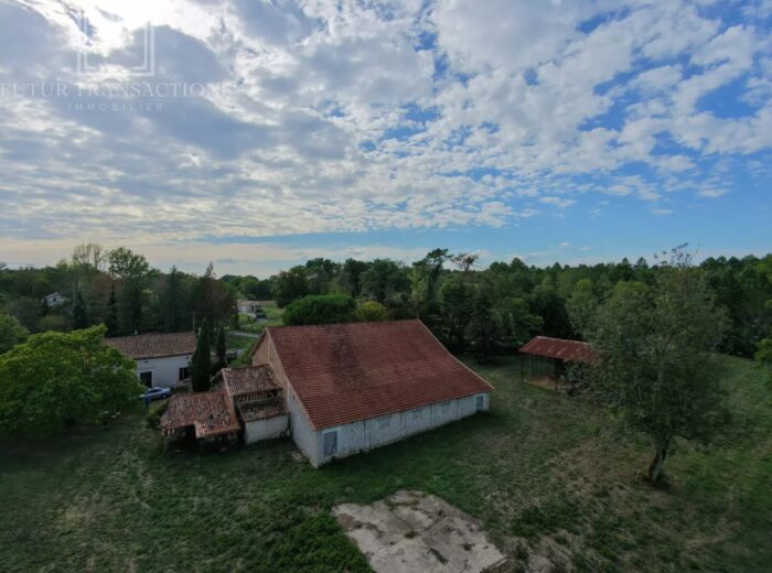 Ensemble pierre sur environ 3.2 ha – Maison ancienne à Saint-André-de-Double