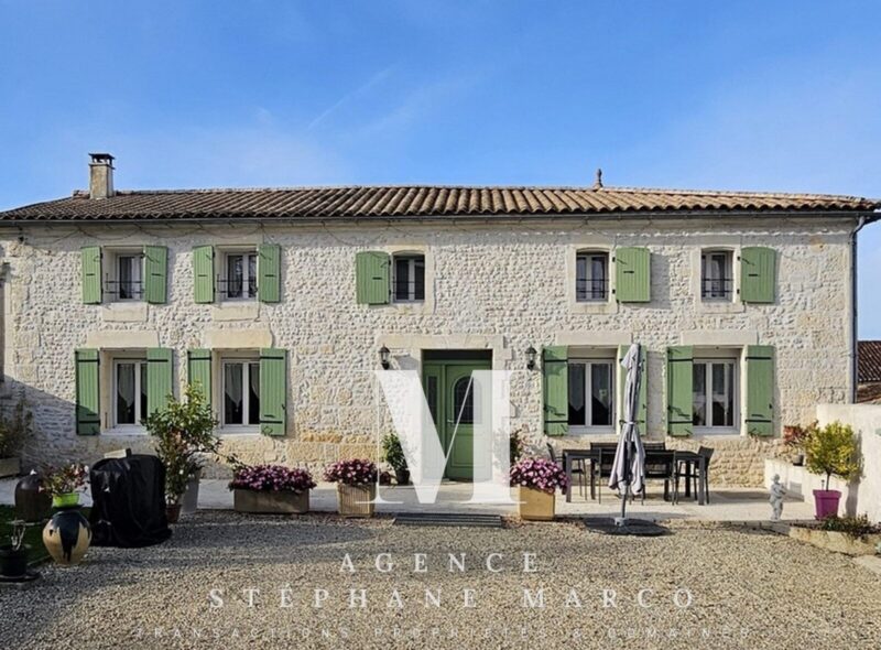 Maison charentaise au charme préservé et sa grande dépendance