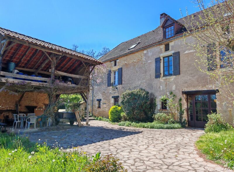 Ancienne maison de forgeron de 275m² et ses dépendances au calme sur 4000m² de terrain