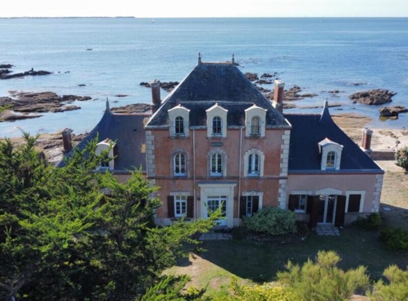 Situation unique et exceptionnelle pour cette demeure de famille en première ligne face à l&rsquo;océan.