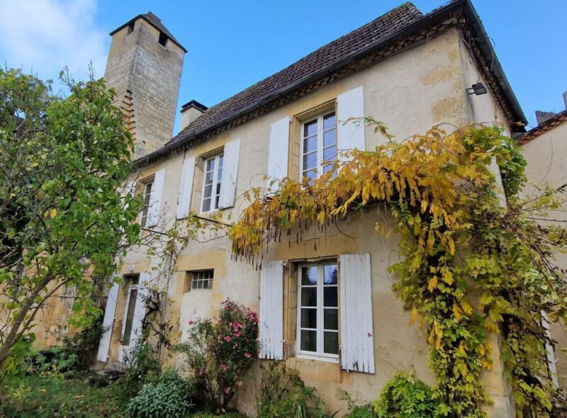 LES EYZIES – ancien presbytère à restaurer offrant environ 128m² habitables, dépendances et jardin