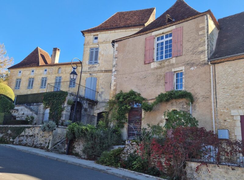 Maison de caractère au coeur du Bugue avec grand jardin. Authenticité et charme assuré !