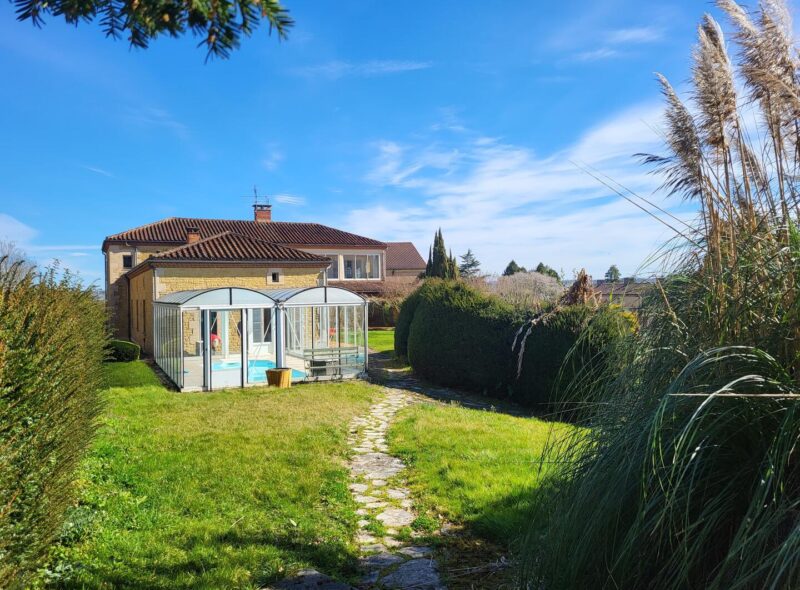 Magnifique demeure de 5 chambres avec locaux professionnels, piscine et vue – Périgord Noir
