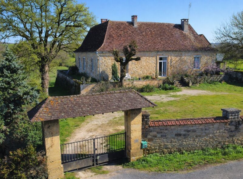 Excideuil – Ferme bourgeoise du XVIIe et dépendances sur 3,6 hectares