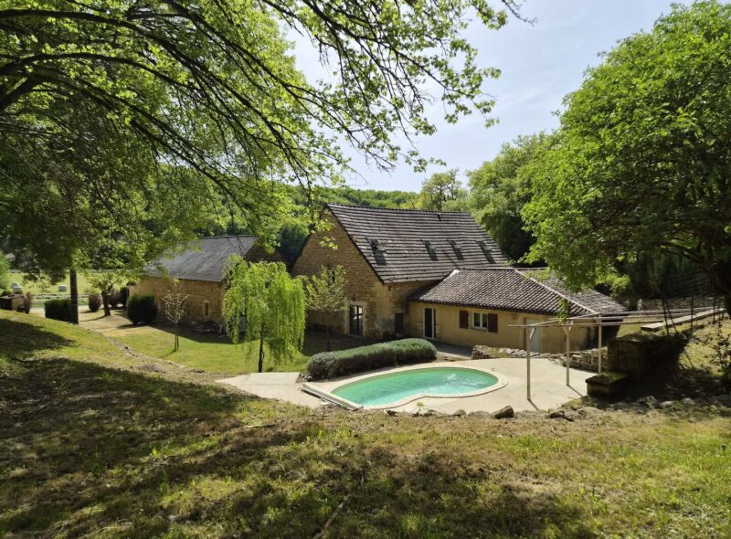 Magnifique restauration pour cette propriété de 300m² habitables avec dépendances restant à aménager.