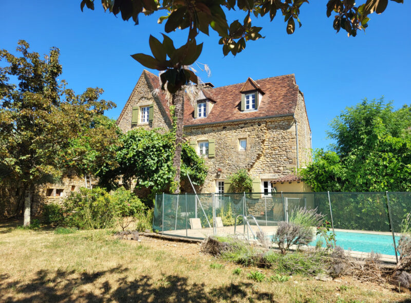 Vallée de la Dordogne, maison de hameau XVIIIème de 186m² avec 3 chambres et piscine
