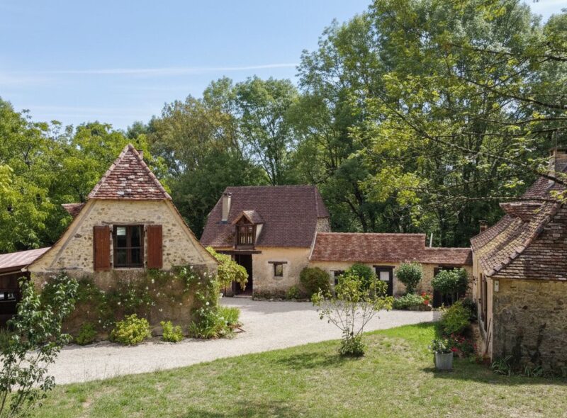 Très bel ensemble en pierres de 3 maisons offrant 350m² habitables sur son terrain d&rsquo;un hectare et grande piscine.