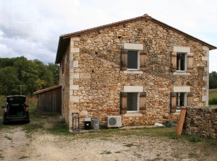 Maison sur 1559 m² de terrain – Maison ancienne à Saint-Front-la-Rivière