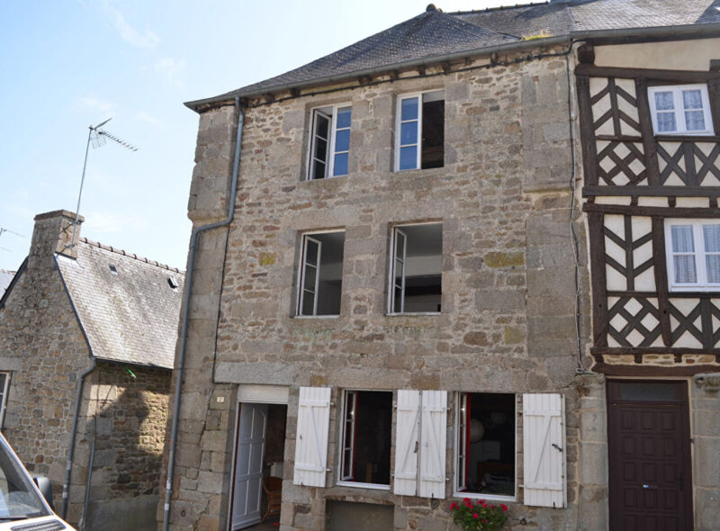 Maison de caractère à rénover à Moncontour – Cœur de la cité médiévale