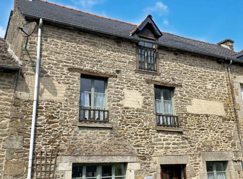EXCLUSIVITÉ : YVIGNAC-LA-TOUR – Charmante maison en pierre de 4 chambres au coeur d&rsquo;un village prisé et animé.