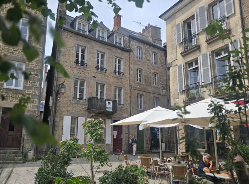 DINAN CENTRE HISTORIQUE – Bel Immeuble du 19ème siècle, divisé en 5 logements, secteur sauvegardé DINAN