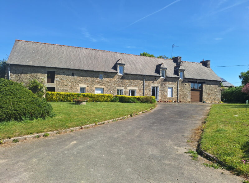 Entre Yvignac-la-Tour et Languédias – Longère 4 chambres avec grand terrain arboré