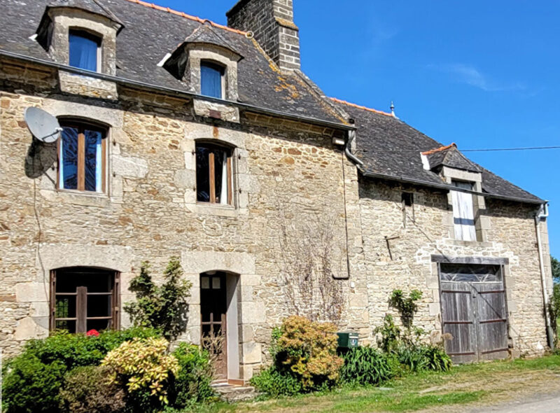 EXCLUSIVITÉ : PLUMAUDAN – Charmante maison de caractère de 3 chambres sur vaste jardin,