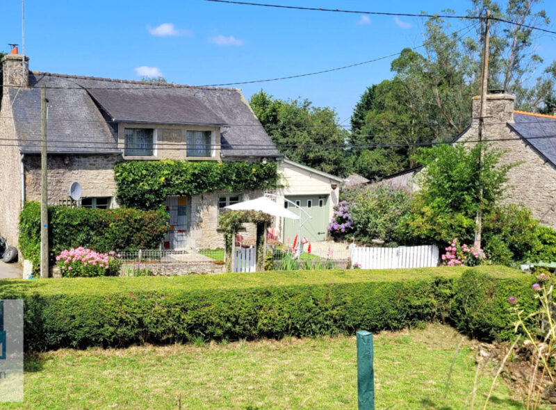 En Bretagne, dans un ravissant hameau de campagne, à 20 mns de LAMBALLE (TGV) et 30 mns des Plages