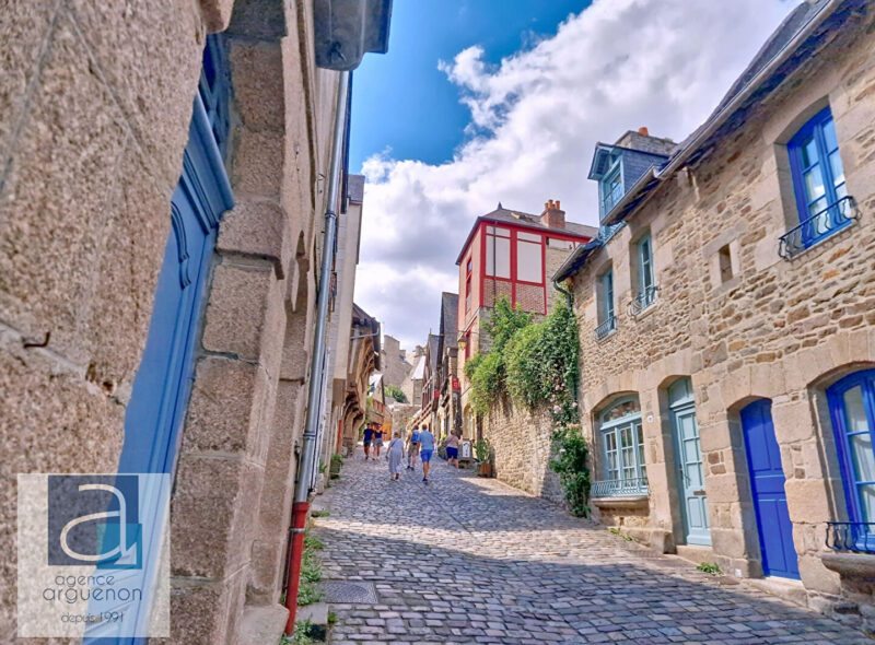DINAN – Maison de caractère avec extension vitrée magnifique sur courette.