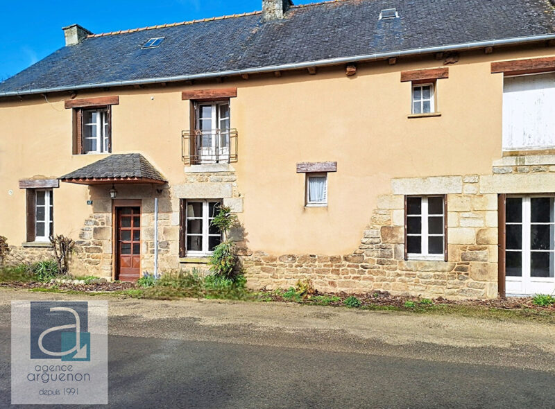 Maison à rénover proche Broons – 2 chambres, dépendances et garage
